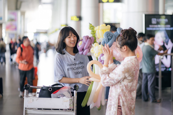 Khả Lâu từng đến Việt Nam vào tháng 7 năm ngoái, lúc này Phương Mỹ Chi đã chủ động đón bạn thân ở sân bay. Ảnh: FBNV