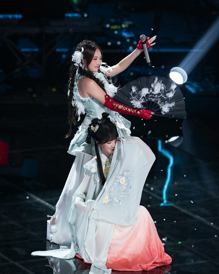 Phương Mỹ Chi và Khả Lâu khi cùng nhau biểu diễn chung một tiết mục tại chương trình Sing! Asia phát sóng vào tháng 7 năm ngoái. Ảnh: FBNV