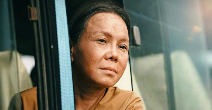 Trong Cục vàng của ngoại, Việt Hương hóa thân thành người bà lam lũ, thể hiện diễn xuất đời thường, tiết chế và giàu cảm xúc