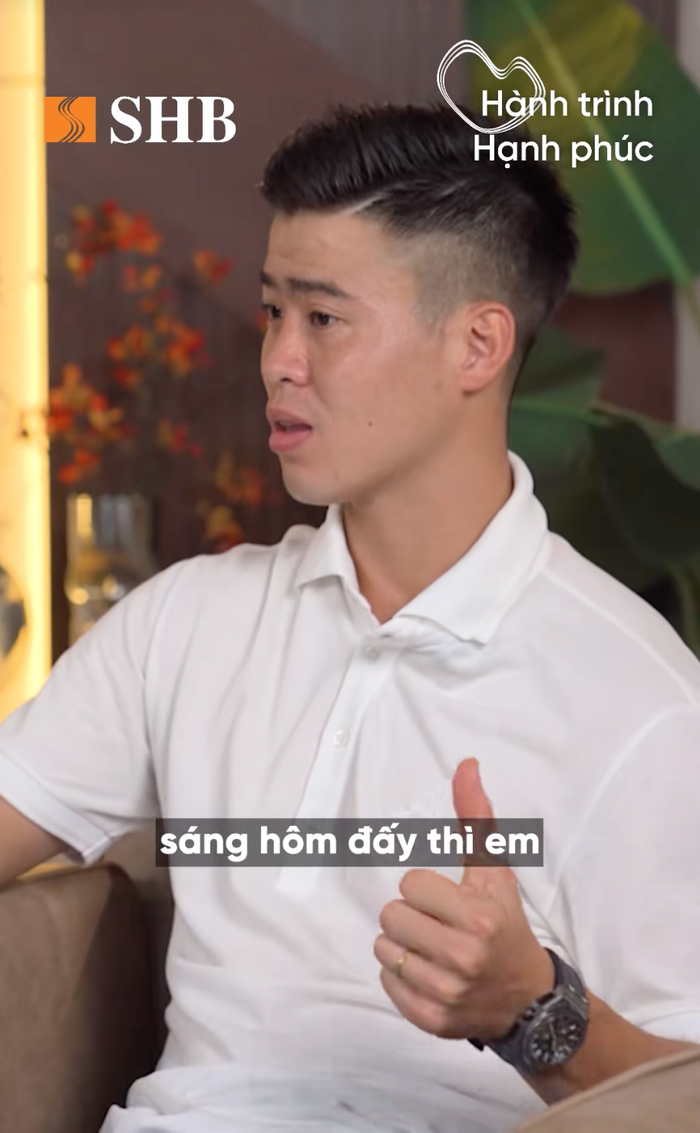 Chiếc đồng hồ xuất hiện xuyên suốt trong đoạn video phỏng vấn của trung vệ Duy Mạnh. (Ảnh: chụp màn hình)