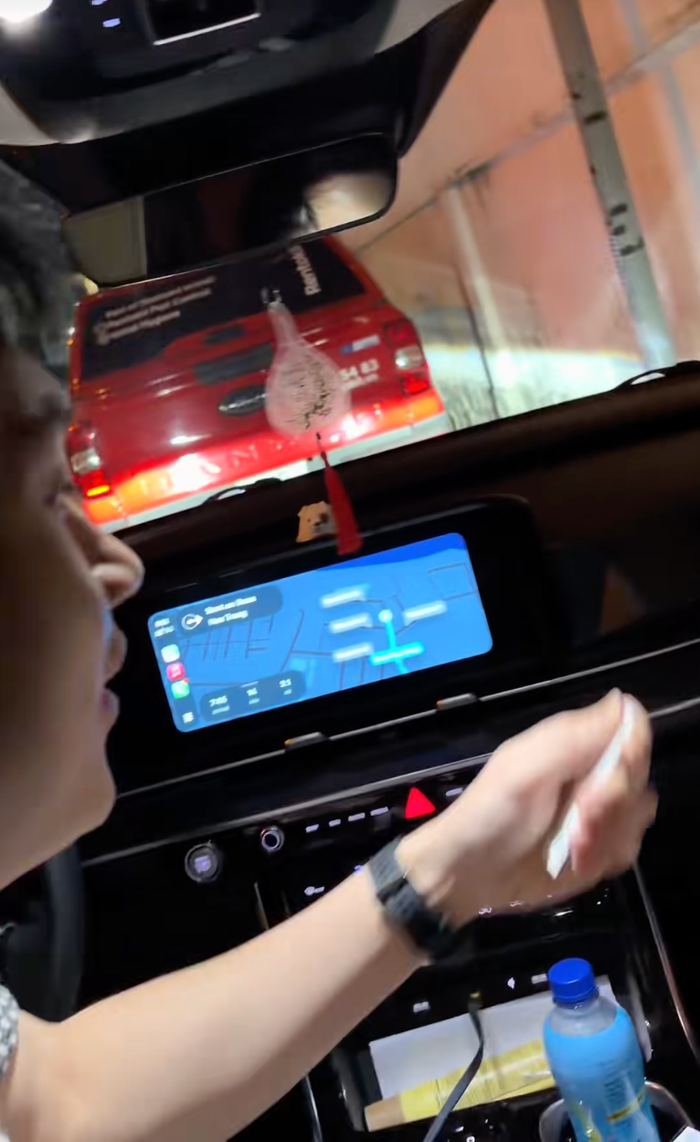 Dù chỉ xuất hiện thoáng qua nhưng nhiều người cũng đoán được đây là chiếc KIA Carnival 2022. (Ảnh: chụp màn hình)