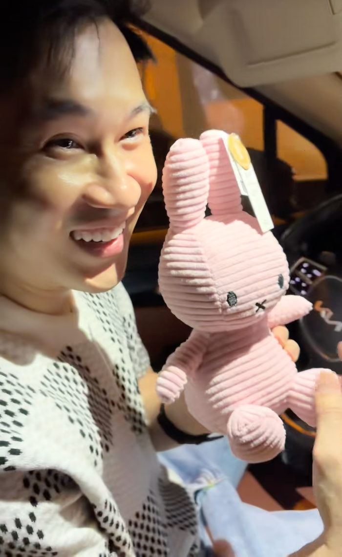 Ca sĩ Dương Triệu Vũ đăng tải đoạn clip tặng quà cho con gái nữ ca sĩ Bảo Anh, trong đó, một trong những chi tiết đáng chú ý là chiếc xe ô tô của em trai nghệ sĩ Hoài Linh. (Ảnh: chụp màn hình)