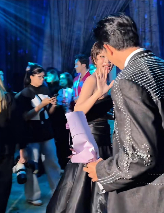 Thiên Ân tương tác vui vẻ với Steven Nguyễn trong một sự kiện mới đây.