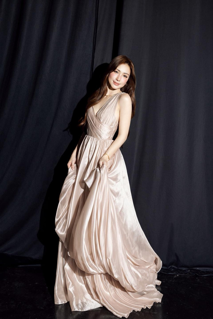 Vóc dáng thon gọn, làn da căng bóng giúp Hòa Minzy có thể mặc nhiều kiểu trang phục. Ảnh: FBNV