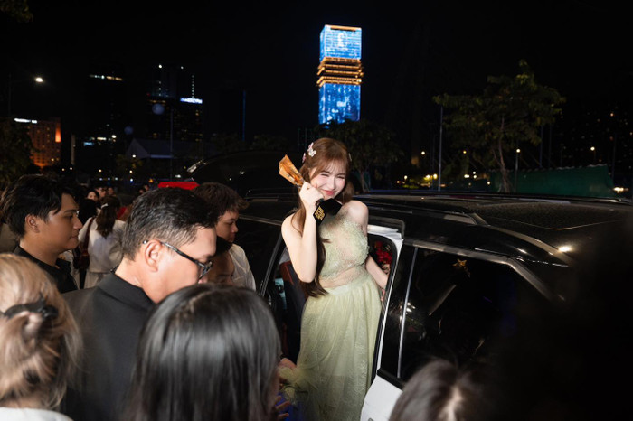 Hòa Minzy thường nán lại để trò chuyện, giao lưu với khán giả mỗi khi kết thúc một lịch trình công việc. Ảnh: FBNV