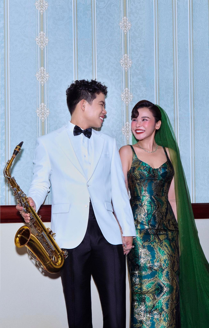 Nữ ca sĩ Việt hát cực sung trong đám cưới của mình, được chồng nhạc công đánh trống hỗ trợ Ảnh 2