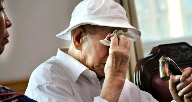 Tưởng rằng sau khi xoá ứng dụng giả mạo, tiền trong tài khoản sẽ được bảo toàn, nào ngờ người đàn ông đến ngân hàng rút tiền thì phát hiện hơn 800 triệu đã bị kẻ xấu chiếm đoạt từ bao giờ. Ảnh minh hoạ