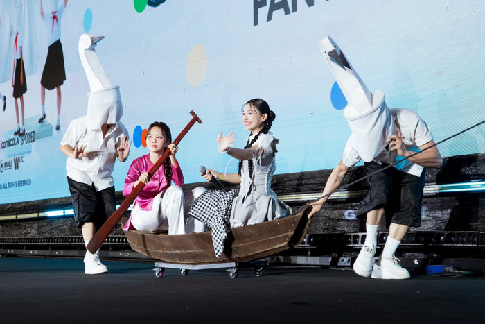 Phương Mỹ Chi tạo dấu ấn bằng sự chân thành và năng lượng tích cực tại fanmeeting. - Ảnh: FBNV&nbsp;