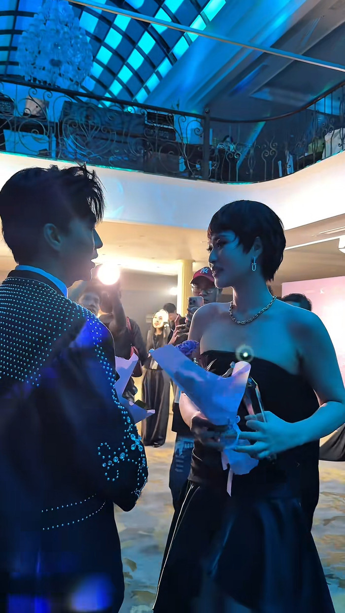 Thiên Ân và Steven Nguyễn vui vẻ trò chuyện sau màn tương tác ở lễ trao giải Ngôi Sao Xanh. Ảnh: fusionfocus_25