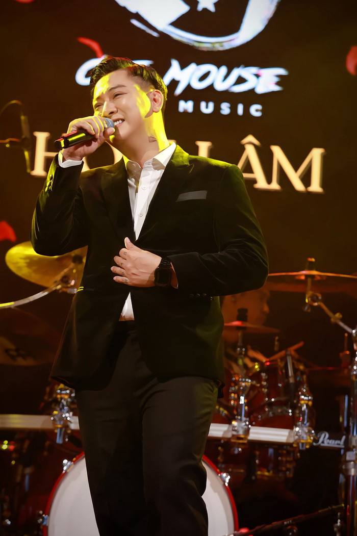 Hoài Lâm tiếp tục duy trì sự nghiệp ca hát sau thành công 100 tỷ từ bộ phim anh góp mặt (Ảnh: FBNV).