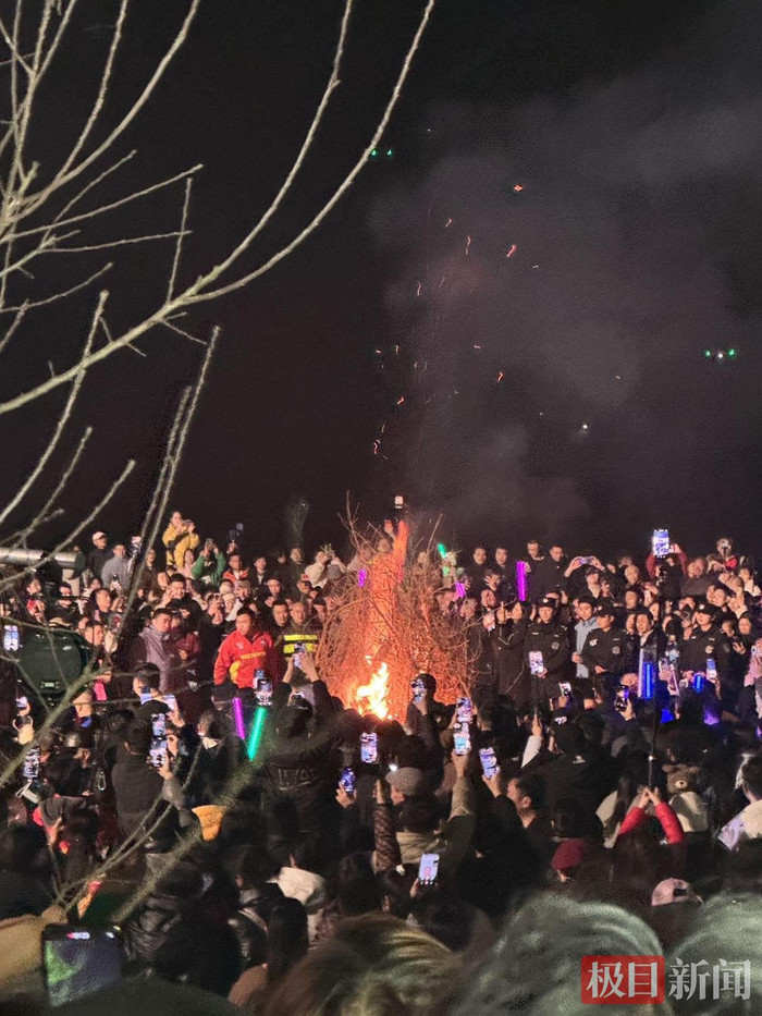 Đăng video lên mạng cầu cứu, gần 10.000 người kéo đến nhà cô gái gây xôn xao dư luận Ảnh 5