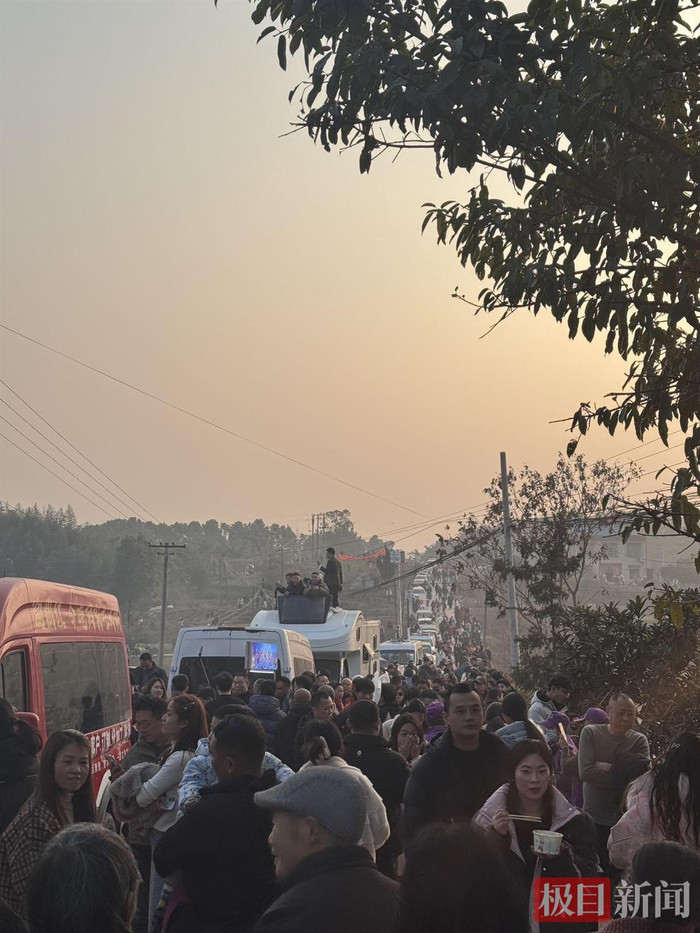 Đăng video lên mạng cầu cứu, gần 10.000 người kéo đến nhà cô gái gây xôn xao dư luận Ảnh 4