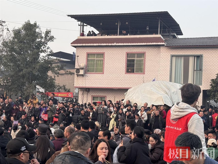 Đăng video lên mạng cầu cứu, gần 10.000 người kéo đến nhà cô gái gây xôn xao dư luận Ảnh 3