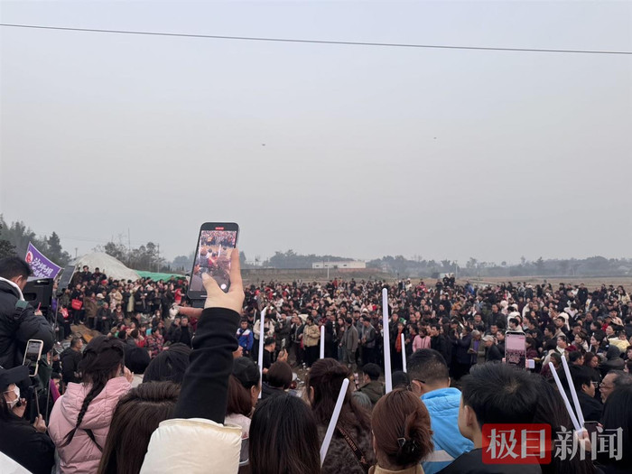 Đăng video lên mạng cầu cứu, gần 10.000 người kéo đến nhà cô gái gây xôn xao dư luận Ảnh 2