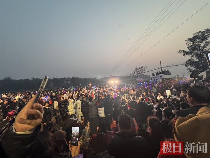 Đăng video lên mạng cầu cứu, gần 10.000 người kéo đến nhà cô gái gây xôn xao dư luận Ảnh 1