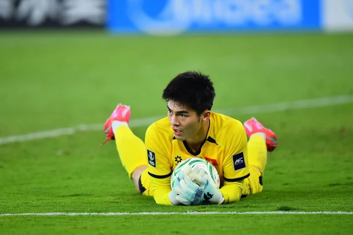 Điện thoại 8 chữ số của thủ môn Trần Trung Kiên phản ánh lối sống hiện đại của thế hệ cầu thủ trẻ Việt Nam. Ảnh: FBNV