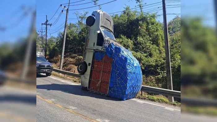 Chở hàng quá tải, chiếc xe tải 'chổng đầu' khi chạy lên dốc Ảnh 1