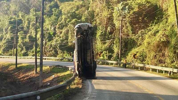 Chở hàng quá tải, chiếc xe tải 'chổng đầu' khi chạy lên dốc Ảnh 2