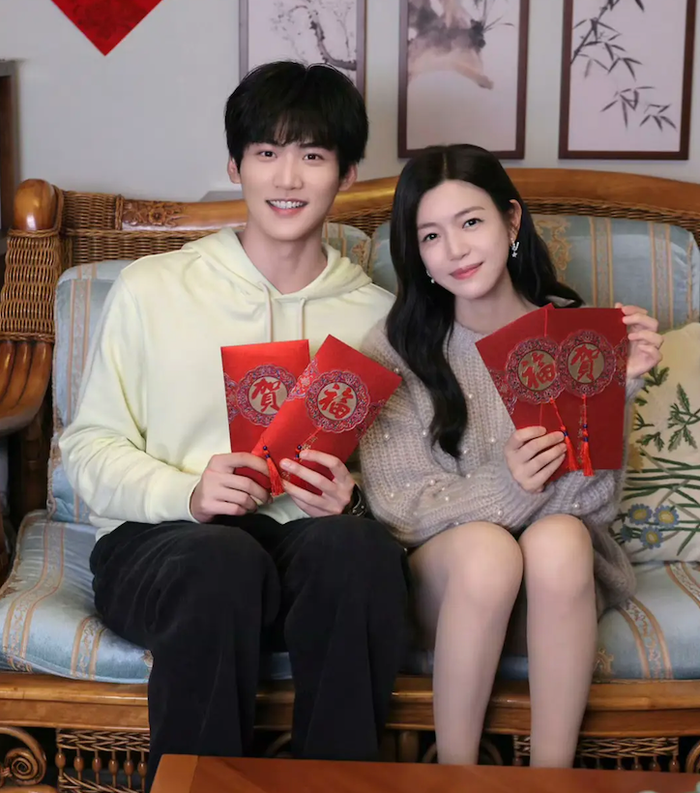 Bộ phim khắc họa mối tình giữa một người phụ nữ từng tổn thương, mạnh mẽ và quyến rũ với chàng trai kém tuổi thẳng thắn, phóng khoáng. Hai con người ở hai giai đoạn khác nhau của cuộc đời đã vô tình trở thành điểm tựa, chữa lành và cùng viết nên một chuyện tình vừa ngọt ngào vừa day dứt.