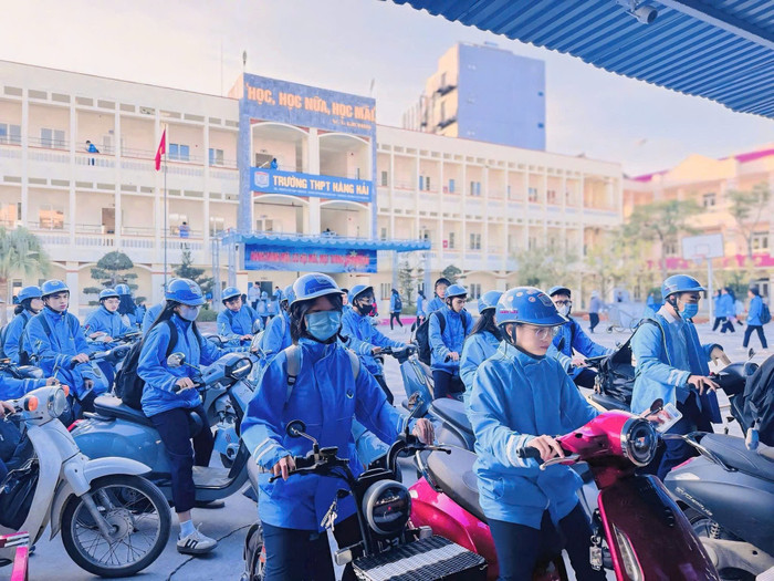 Miền bắc lạnh kỷ lục, học sinh đi học sớm được trường vinh doanh trên fanpage Ảnh 2