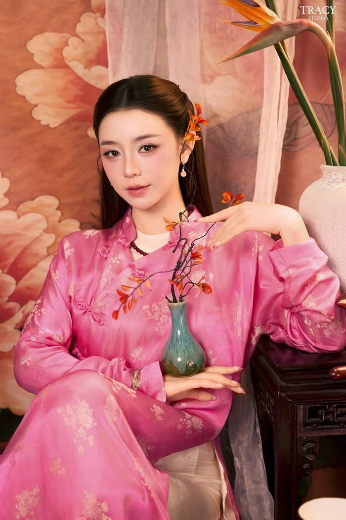 Quỳnh Kool khoe nhan sắc yêu kiều trong áo dài hồng phấn. Ảnh: FBNV