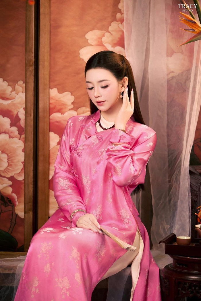 Thiết kế áo dài hồng phấn của Quỳnh Kool giữ nguyên nét cổ điện nhưng được cách tân nhẹ ở phần tay áo. Ảnh: FBNV