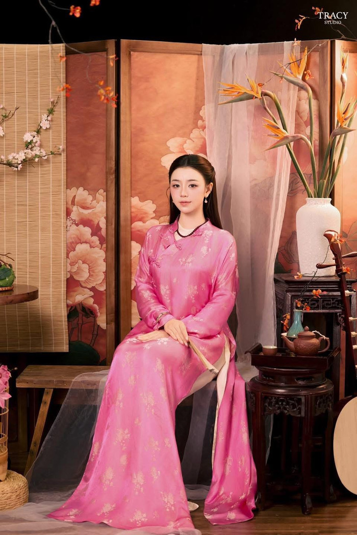 Tổng thể chiếc áo dài hồng phấn mà Quỳnh Kool lựa chọn. Ảnh: FBNV