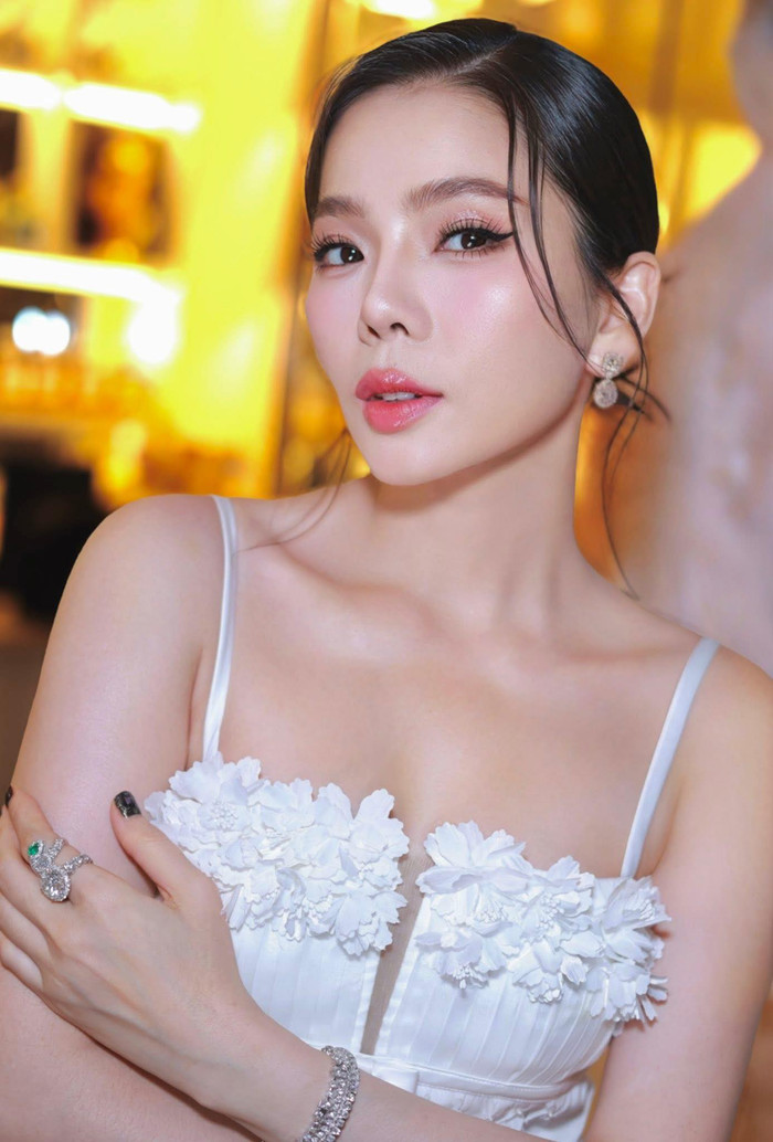 Gần đây, câu chuyện Lệ Quyên đáp trả netizen trở thành tâm điểm gây chú ý trên mạng xã hội.