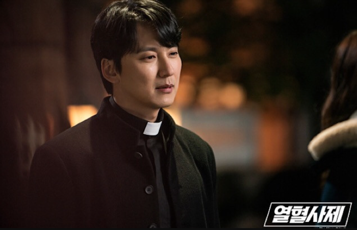 Kim Nam Gil tạo dấu ấn mạnh trong vai linh mục nóng tính nhưng chính nghĩa