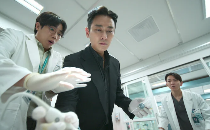 Ju Ji Hoon vào vai thiên tài ngoại khoa Baek Kang Hyuk trong Trung tâm chăm sóc chấn thương