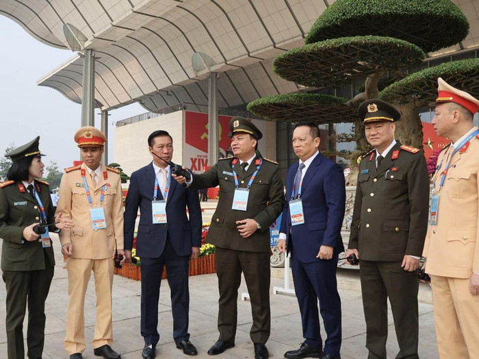 Đại tá Nguyễn Tiến Đạt - Phó Giám đốc CATP (giữa) và Thiếu tướng Phạm Thanh Hùng - Tư lệnh Bộ Tư lệnh Cảnh vệ - Bộ Công an kiểm tra, chỉ đạo phương án diễn tập.&nbsp;