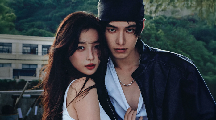 Với sự góp mặt của Ngu Thư Hân và Hà Dữ, Song Quỹ là phim hiện đại khai thác tâm lý - tình cảm. Tác phẩm tập trung vào Khương Mộ và Cận Triêu, phản ánh những góc khuất trong gia đình, xã hội, cùng các lựa chọn mang tính định mệnh của con người trước biến cố.