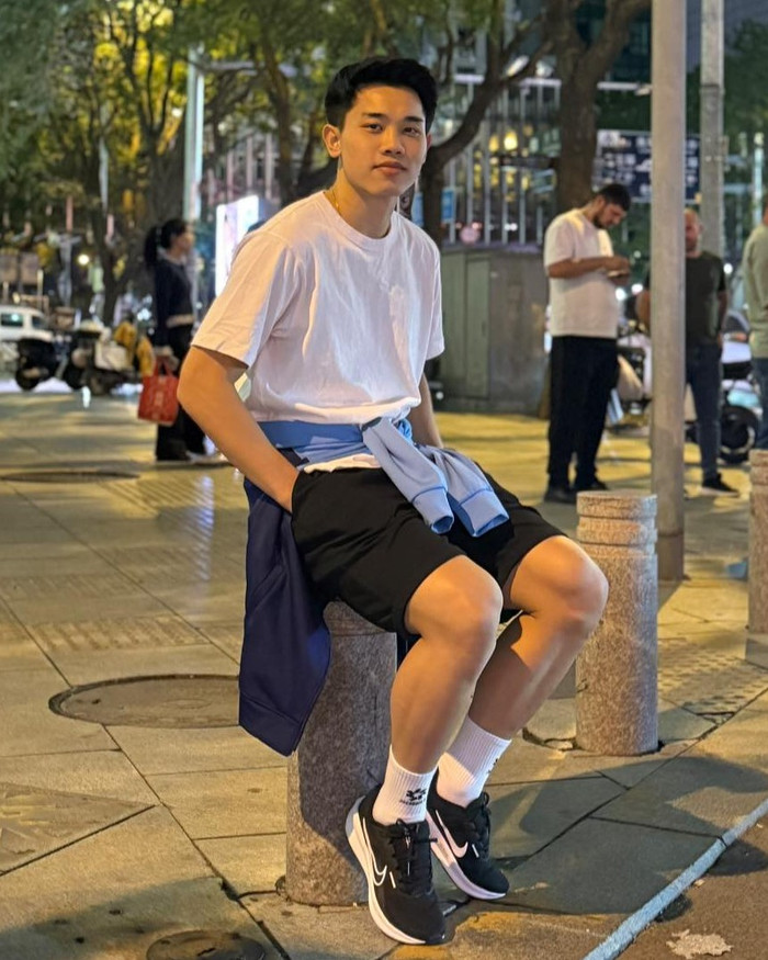 Tiền đạo Đình Bắc ưa chuộng gam màu đen - trắng. Ảnh: FBNV