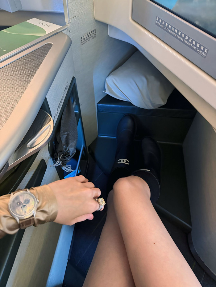 Mẫu Patek Philippe nằm trong bộ sưu tập đồng hồ đắt giá của ca sĩ Lệ Quyên. (Ảnh: FBNV)