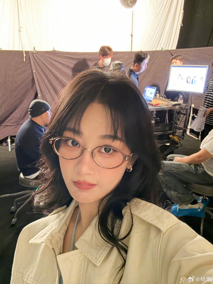Dương Tử chăm chỉ cập nhật những khoảnh khắc ở phía sau hậu trường. Ảnh: Weibo