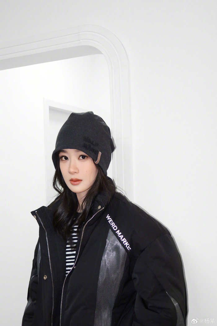 Ở ngoài đời, Dương Tử yêu thích diện những trang phục cơ bản, trẻ trung. Ảnh: Weibo