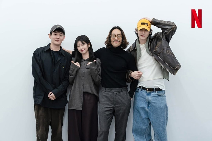 Dàn diễn viên phim Dealer lần đầu gặp gỡ tại buổi đọc kịch bản (Ảnh: Netflix).