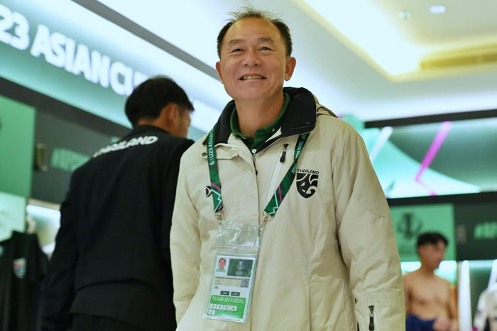 U23 Việt Nam đã vào tứ kết nhưng U23 Thái Lan bị loại sớm, và HLV Thawatchai Damrong-Ongtrakul vẫn tự hào. Ảnh: FAT