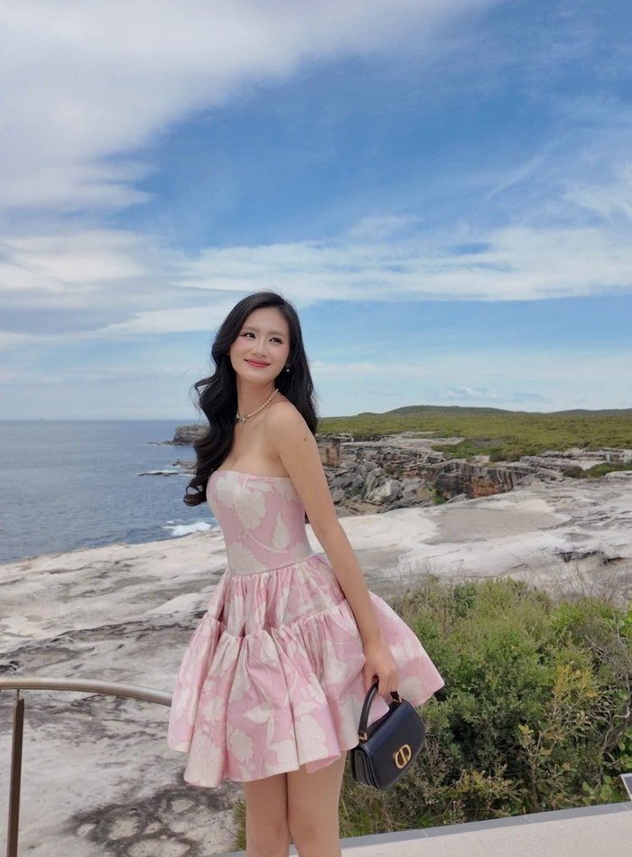 Ý Nhi tích cực khoe ảnh đi du học ở nước ngoài thông qua các tài khoản mạng xã hội. Ảnh: FBNV