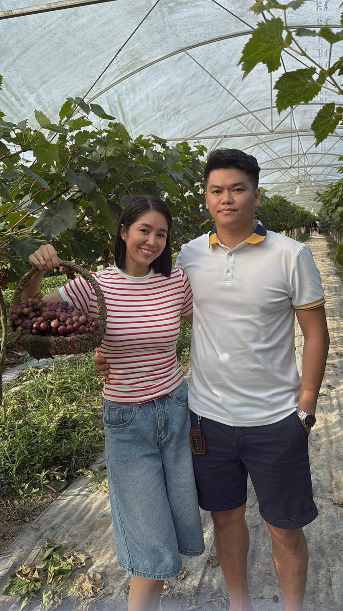Lê Phương chia sẻ hình ảnh hạnh phúc bên chồng.