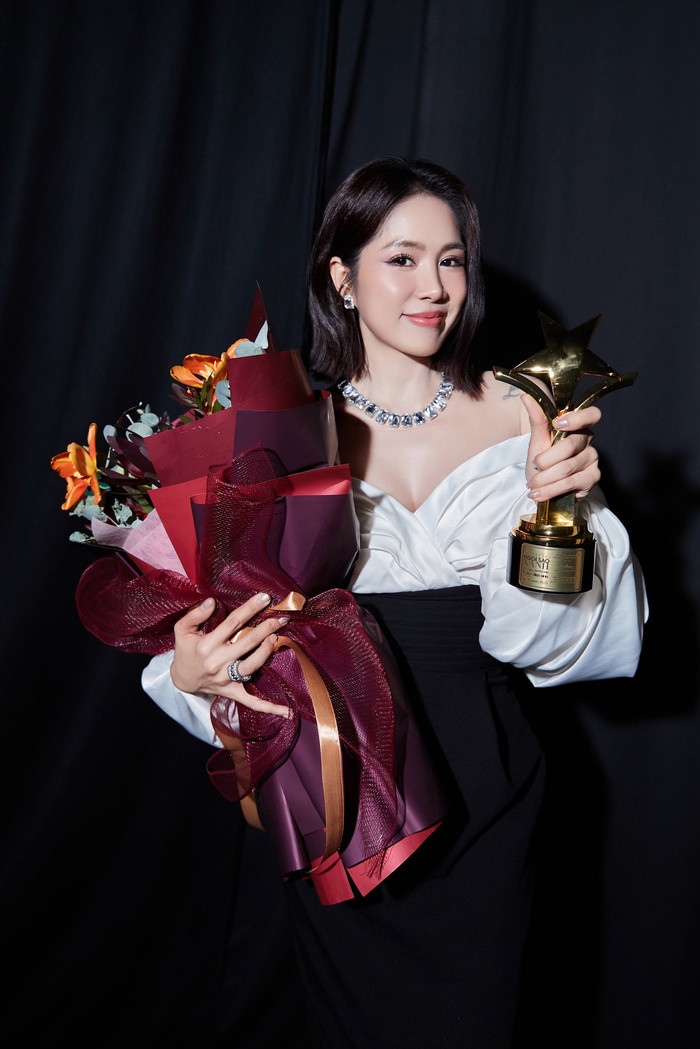 Lê Phương vừa được chồng gửi lời chúc khi nhận giải thưởng vào cuối năm.