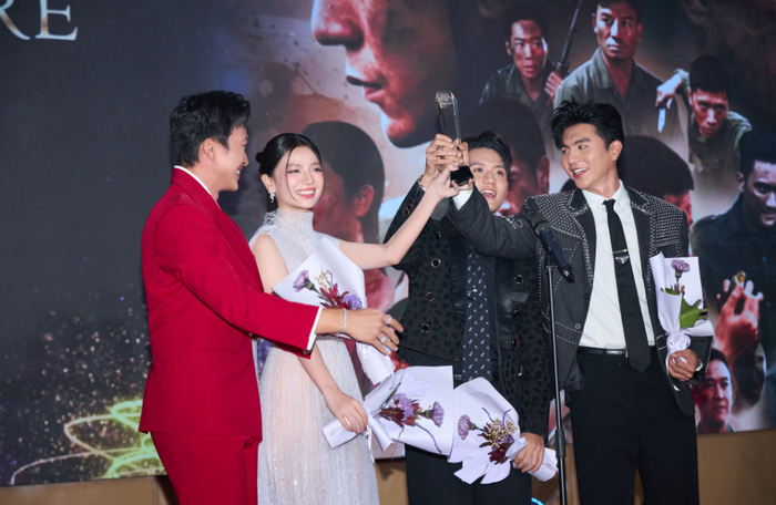 Lê Hạ Anh cùng 'gia đình Mưa Đỏ' nhận giải Dream Team tại Đẹp Awards 2025