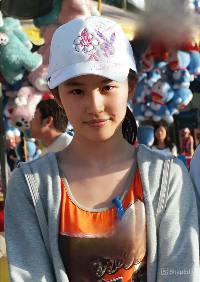 Bức ảnh 20 năm trước của Lưu Diệc Phi nhanh chóng thu hút sự quan tâm của công chúng.