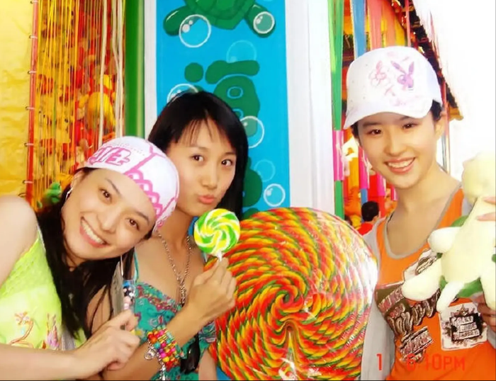 Khoảnh khắc Lưu Diệc Phi xuất hiện bên cạnh bạn của mình.