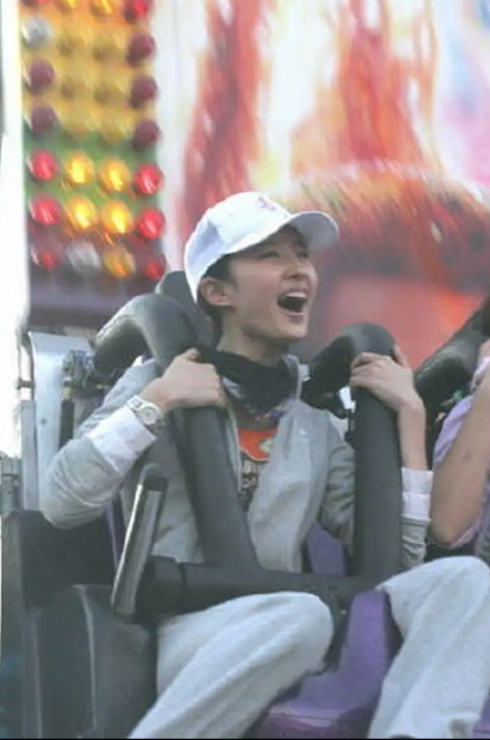 Những bức ảnh này của Lưu Diệc Phi tạo ra nhiều ý kiến bàn luận trên các nền tảng trực tuyến.