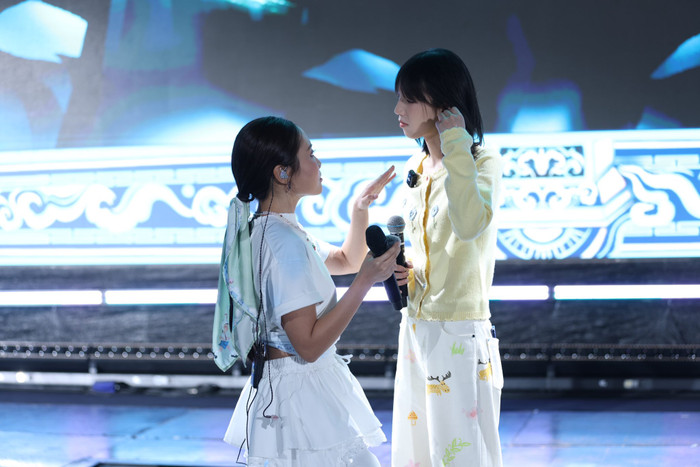 Phương Mỹ Chi và Khả Lâu vẫn giữ tương tác sau cuộc thi tại Trung Quốc. Ảnh: FBNV