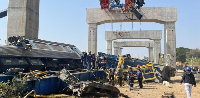 Cần cẩu sập đè lên đoàn tàu lửa đang chạy khiến 31 người thiệt mạng Ảnh 1