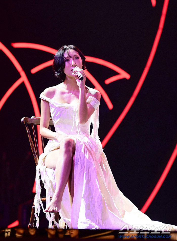 Hwasa 'lui về ở ẩn trên núi' sau màn trình diễn gây bão tại Lễ trao giải Rồng Xanh Ảnh 3