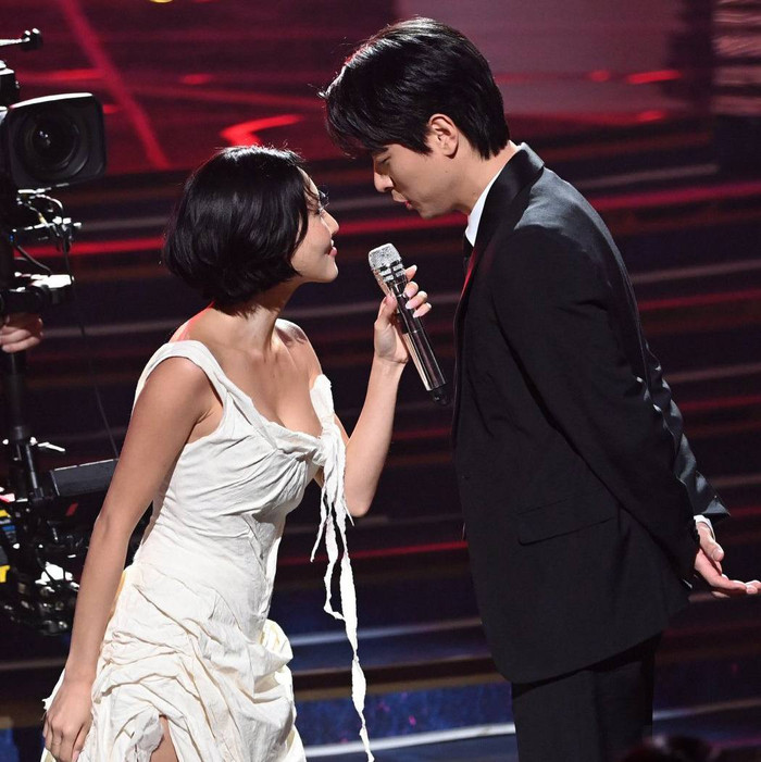 Hwasa 'lui về ở ẩn trên núi' sau màn trình diễn gây bão tại Lễ trao giải Rồng Xanh Ảnh 2