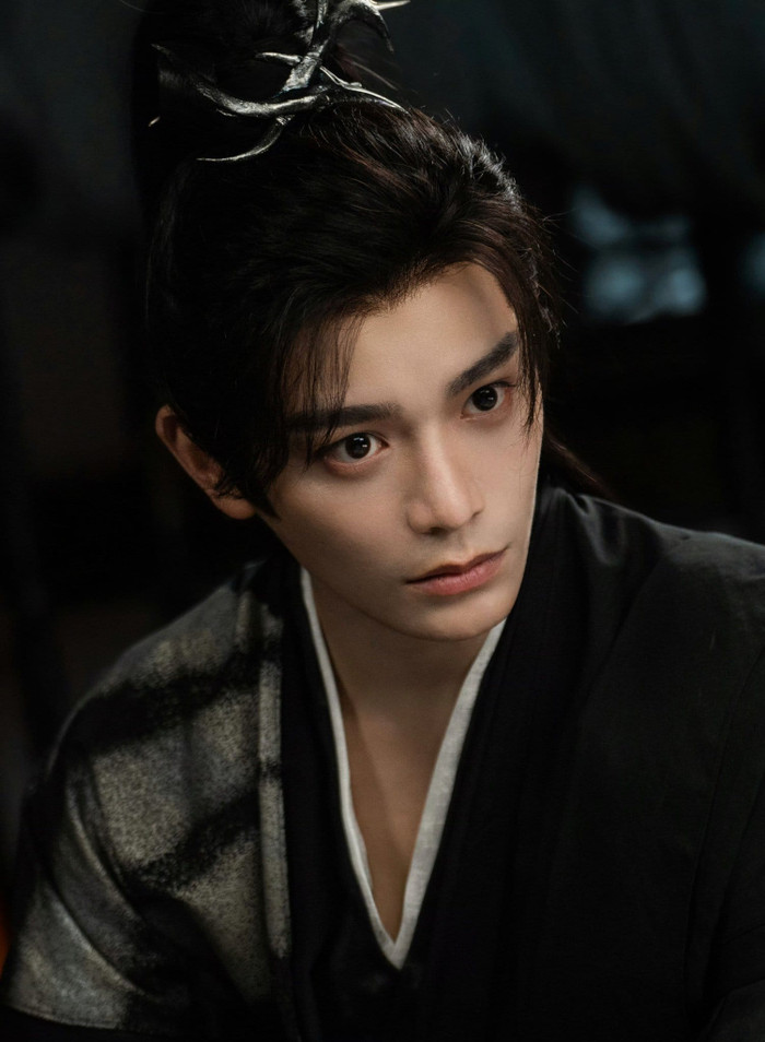 Đứng thứ chín tiếp tục là Đinh Vũ Hề, lần này với vai Trương Chính, cho thấy sự hiện diện đều đặn của nam diễn viên trong các dự án cổ trang.